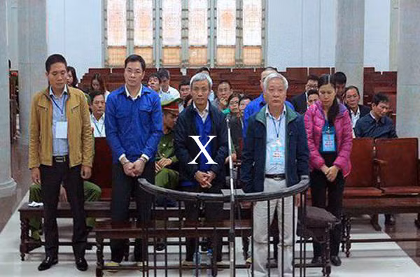 Tạ Bá Long (x) (bố vợ Hợp) tại phiên tòa.