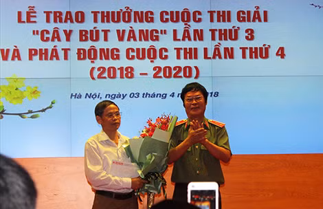 Chủ tịch Chi hội nhà văn Công an Hữu Ước trao giải cho nhà văn đoạt giải thưởng “Cây bút vàng” lần thứ 3. Chủ tịch Chi hội nhà văn Công an Hữu Ước trao giải cho nhà văn đoạt giải thưởng “Cây bút vàng” lần thứ 3.