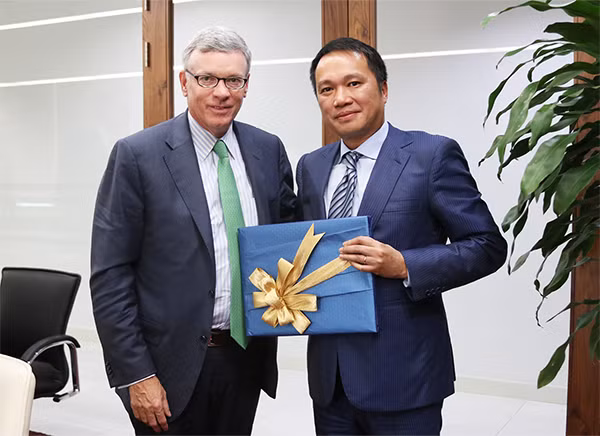 Đại diện Techcombank tặng quà kỷ niệm cho ông Al Kelly – Giám đốc điều hành của Visa.
