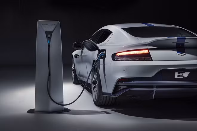 Rapide E sạc theo chuẩn WLTP nhưng sử dụng công nghệ sạc nhanh bằng nguồn 400V 50 kW hoặc siêu tốc 800V 100 kW.