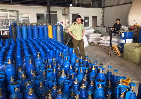 Cơ quan chức năng phát hiện một địa điểm bán khí cười “chui”.