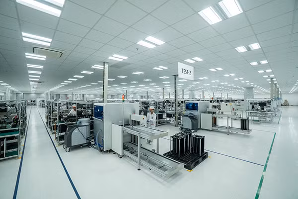 Chiếc điện thoại 5G “Made in Vietnam” của Vingroup sẽ được sản xuất hoàn toàn tại Khu công nghệ cao Hòa Lạc (Hà Nội) trong thời gian tới. Chiếc điện thoại 5G “Made in Vietnam” của Vingroup sẽ được sản xuất hoàn toàn tại Khu công nghệ cao Hòa Lạc (Hà Nội) trong thời gian tới.