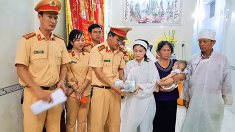 Trung tá Lê Mạnh Hùng (người trao tiền) cùng các cán bộ, chiến sĩ trong đơn vị đến thăm, động viên và trao số tiền đóng góp, quyên góp cho gia đình nạn nhân Mai Xuân Lan. Trung tá Lê Mạnh Hùng (người trao tiền) cùng các cán bộ, chiến sĩ trong đơn vị đến thăm, động viên và trao số tiền đóng góp, quyên góp cho gia đình nạn nhân Mai Xuân Lan.
