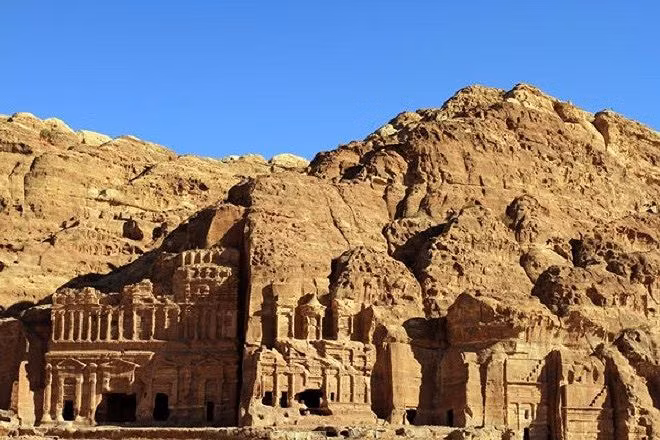 Thành cổ Petra là một địa điểm thu hút khách du lịch. Thành cổ Petra là một địa điểm thu hút khách du lịch.