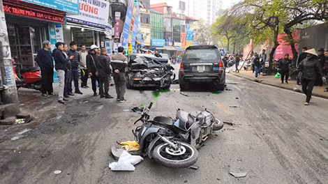 Hiện trường vụ “xe điên” gây tai nạn liên hoàn trên phố Ngọc Khánh đầu năm 2019. Hiện trường vụ “xe điên” gây tai nạn liên hoàn trên phố Ngọc Khánh đầu năm 2019.