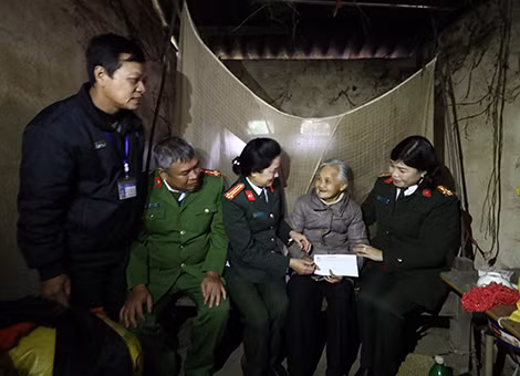 Đại diện Báo CAND, Công an tỉnh Lạng Sơn tặng quà bà Lã Thị Sao, xã Đề Thám, huyện Tràng Định, Lạng Sơn. Đại diện Báo CAND, Công an tỉnh Lạng Sơn tặng quà bà Lã Thị Sao, xã Đề Thám, huyện Tràng Định, Lạng Sơn.