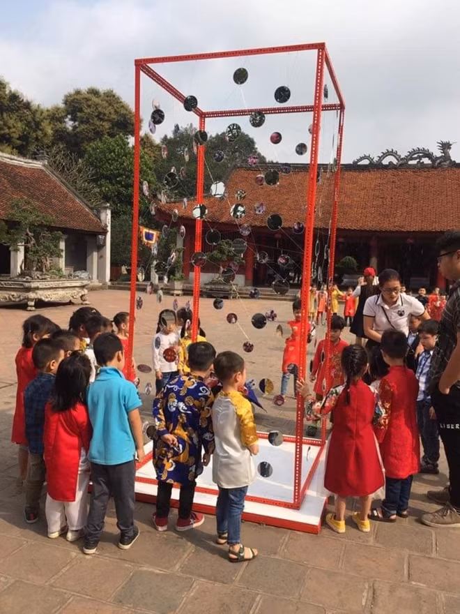 Tác phẩm sắp đặt: “Điều còn thiếu” của NS Doãn Hoàng Kiên trưng bày tại sân Văn Miếu Quốc Tử Giám trong chuỗi ngày Thơ Việt Nam 2019.