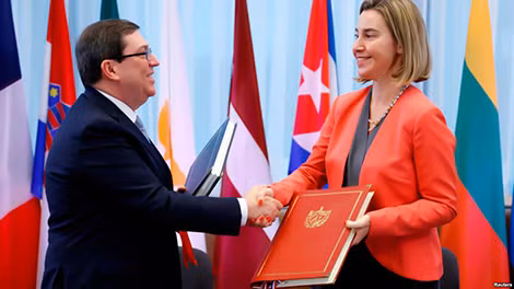 Đại diện cao cấp về Ngoại giao và Chính sách an ninh của EU, bà Federica Mogherini và Đại sứ Cuba tại EU Bruno Rodriguez tại lễ ký thỏa thuận hợp tác đúng vào thời điểm Mỹ ban hành Luật Helms-Burton (2016).