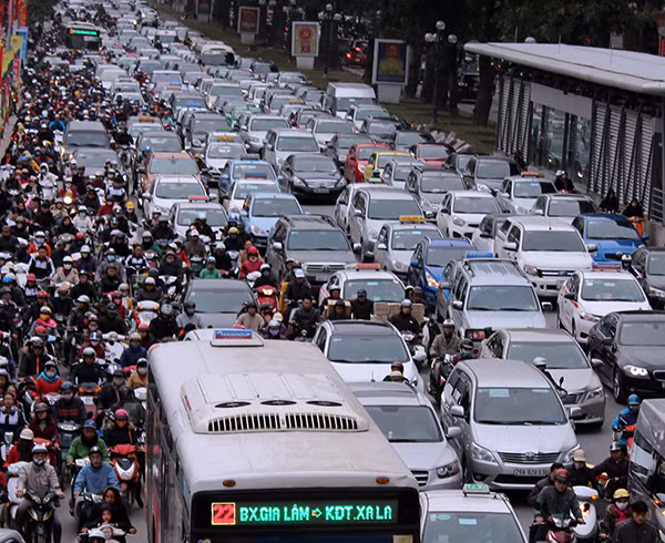 Cấm xe máy vào trung tâm liệu có gây khó cho rất nhiều người dân? Ảnh minh hoạ.