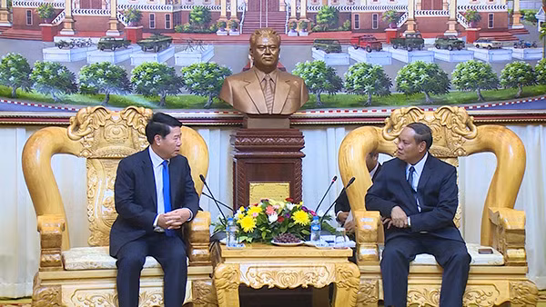 Thứ trưởng Bùi Văn Nam và Bộ trưởng Bộ An ninh Lào Vilay Lakhamphong.