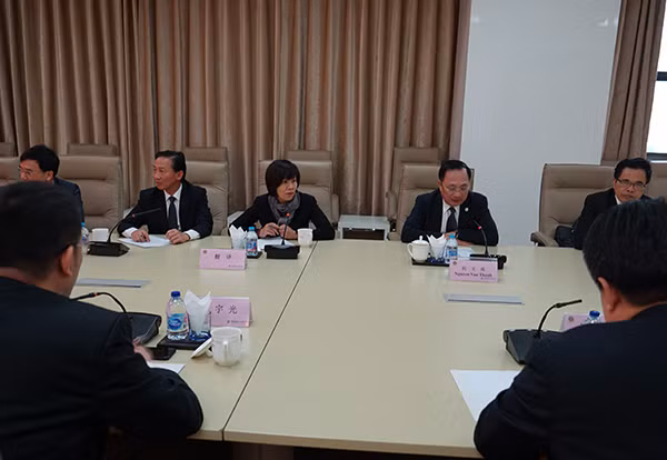 Thứ trưởng Nguyễn Văn Thành cùng đoàn công tác tham quan các thành tựu nổi bật của Viện Nghiên cứu số 1.