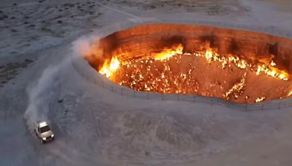 "Cổng địa ngục" Darvaza Crater là địa điểm tham quan nổi danh nhất của Turkmenistan.