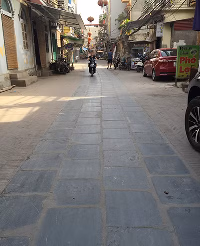 Con đường lát đá xanh nổi tiếng trong truyện “Làng” của nhà văn Kim Lân. Con đường lát đá xanh nổi tiếng trong truyện “Làng” của nhà văn Kim Lân.