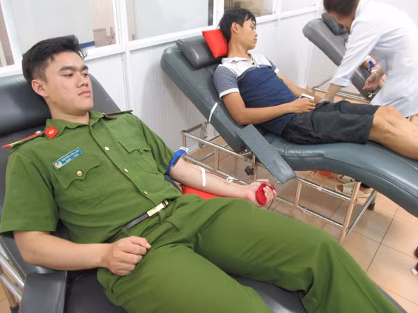 Các chiến sĩ CSCĐ tham gia hiến máu hiếm cứu người.