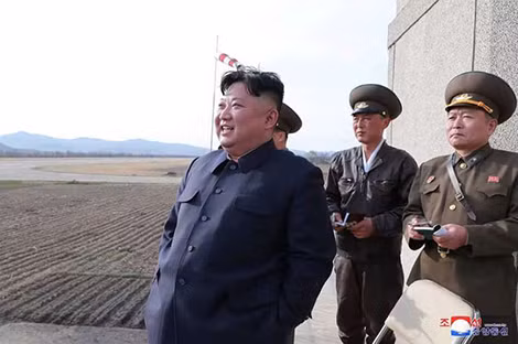Chủ tịch Triều Tiên Kim Jong Un thị sát một cuộc diễn tập quân sự hôm 16-4 tại địa điểm không được công bố. Chủ tịch Triều Tiên Kim Jong Un thị sát một cuộc diễn tập quân sự hôm 16-4 tại địa điểm không được công bố.