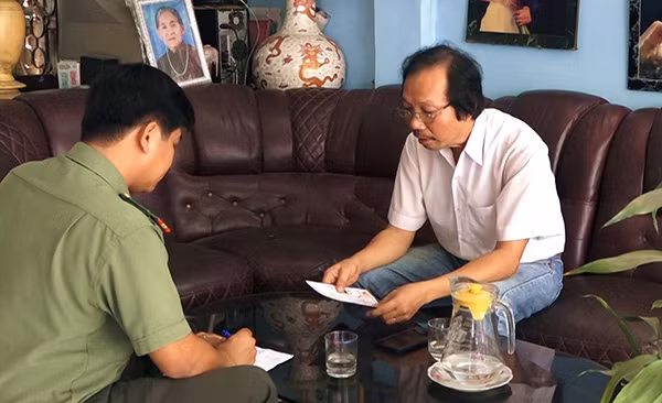 Anh Nguyễn Minh Thể (áo trắng) kể lại sự việc.