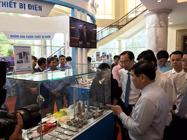 Các doanh nghiệp tìm hiểu cơ hội hợp tác tại triển lãm. Các doanh nghiệp tìm hiểu cơ hội hợp tác tại triển lãm.