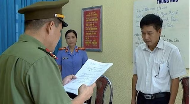 Bị can Trần Xuân Yến, Phó Giám đốc Sở GD&ĐT tỉnh Sơn La (áo trắng). Bị can Trần Xuân Yến, Phó Giám đốc Sở GD&ĐT tỉnh Sơn La (áo trắng).