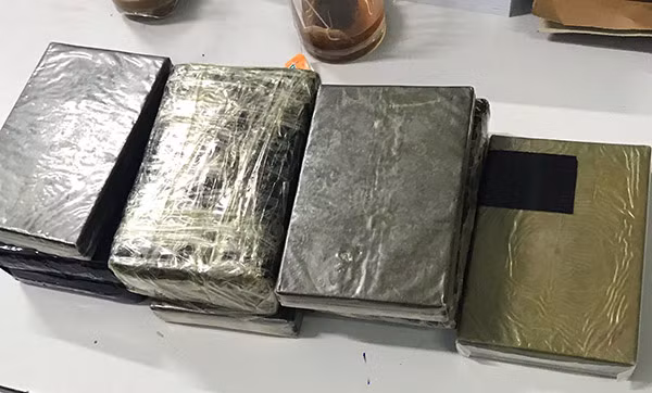 ...và tang vật thu giữ.