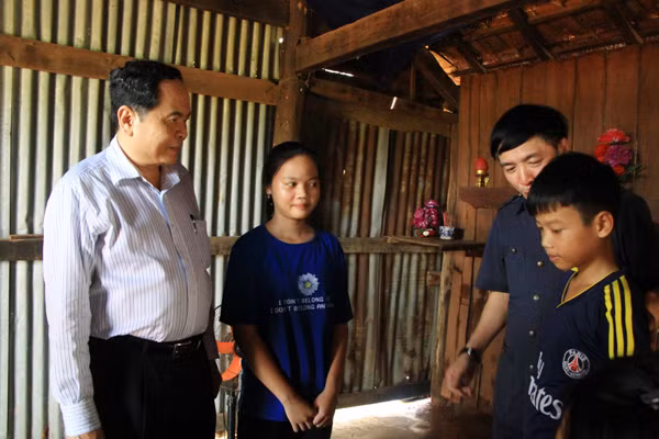 Đồng chí Trần Thanh Mẫn động viên hai cháu học sinh con bà Đinh Thị Hương tại xã Ea Rốk, huyện Ea Súp.