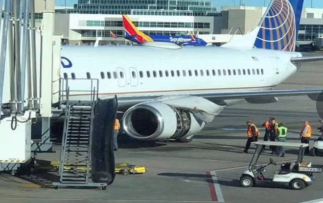 Chiếc máy bay Boeing 737 hạ cánh xuống sân bay quốc tế Denver.