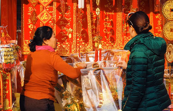 Việc mua sắm trên phố Hàng Mã vào dịp cuối năm từ lâu đã trở thành một nét đẹp văn hóa đẹp của người dân Hà Nội. Việc mua sắm trên phố Hàng Mã vào dịp cuối năm từ lâu đã trở thành một nét đẹp văn hóa đẹp của người dân Hà Nội.