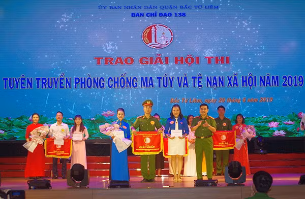 Đại tá Lê Đức Hùng, Trưởng Công an quận Bắc Từ Liêm trao giải Nhất cho đội thi phường Xuân Tảo.