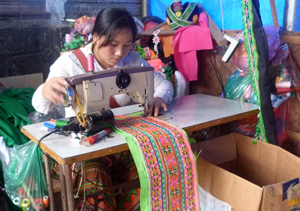 Chị Tráng Thúy Màu, thôn Mỹ Hoa, xã Mỹ Bằng may trang phục truyền thống của người Mông để bán cho người dân.