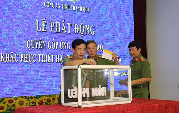 Lãnh đạo và CBCS Công an tỉnh Thanh Hóa quyên góp ủng hộ đồng bào lũ lụt. Lãnh đạo và CBCS Công an tỉnh Thanh Hóa quyên góp ủng hộ đồng bào lũ lụt.