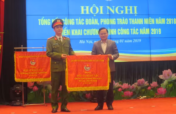 Đồng chí Nguyễn Anh Tuấn – Bí thư Thường trực Trung ương Đoàn tặng Cờ thi đua đơn vị xuất sắc cho Đoàn cơ sở Trại giam An Phước.