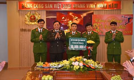Thượng tá Lê Khắc Minh đại diện Phòng Cảnh sát hình sự nhận khen thưởng.