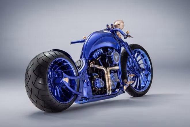 Tên gọi Blue Edition xuất phát từ việc sơn phủ cực kỳ phức tạp, đòi hỏi kỹ năng và công nghệ cao mới cho ra được nước sơn đẹp như vậy. Điểm nhấn nổi bật nhất trên nền màu xanh tổng quát của mẫu xe đắt giá này chính là những viên kim cương được đính vào một số bộ phận trên xe.