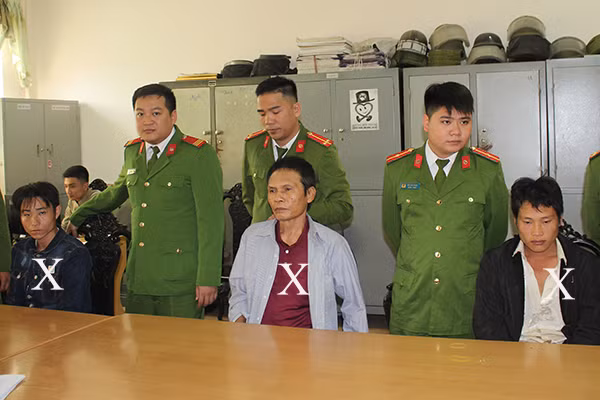 Các đối đượng (đánh dấu X, từ trái qua): Lùa A Cha, Trần Quang Suất và Mùa A Hồ.