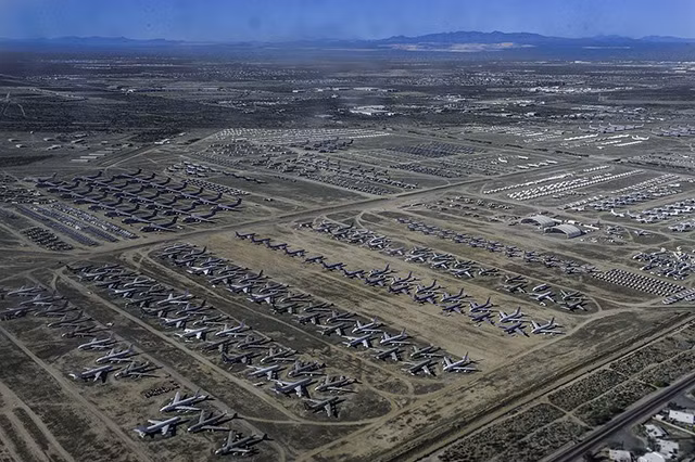 Căn cứ không quân Davis-Monthan thuộc bang Arizona (Mỹ) có khí hậu khô nên đã được chọn làm bãi tập kết chiến đấu cơ của Không quân Mỹ, do các phương tiện này sẽ không bị rỉ sét.