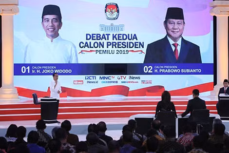 Đương kim Tổng thống Joko Widodo (trái) đang giành chiến thắng cách biệt so với đối thủ.