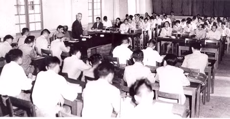 Chủ tịch Hồ Chí Minh chủ trì hội nghị mở rộng của Ban Chấp hành Trung ương Đảng tháng 1-1959.