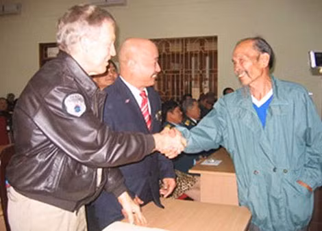 Anh hùng Nguyễn Văn Bảy gặp các cựu phi công Mỹ sau 40 năm.