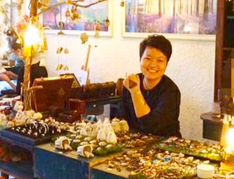 Đối tượng Phạm Thị Thiên Hà - người cầm đầu cả nhóm với nhiều dấu hiệu lạ của giáo phái trên cánh tay.