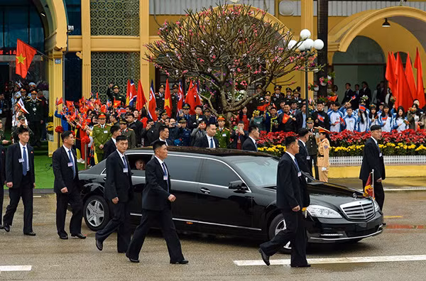 Nhà lãnh đạo Triều Tiên Kim Jong Un thường sử dụng chiếc Mercedes-Benz S 600 Pullman Guard cho việc di chuyển hàng ngày dù đội xe của ông có cả chiếc Maybach 62S. Thời gian gần đây, ông Kim Jong Un bị bắt gặp sử dụng một chiếc Rolls-Royce Phantom.