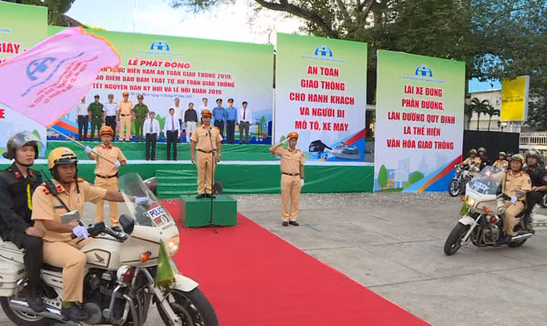 Lãnh đạo UBND TP Hồ Chí Minh làm lễ xuất quân thực hiện nhiệm vụ năm an toàn giao thông 2019.