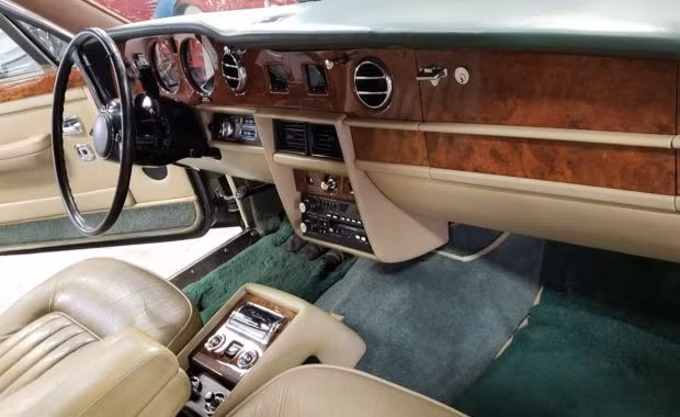Chiếc Rolls-Royce Silver Spur sử dụng động cơ V8 6.8L.