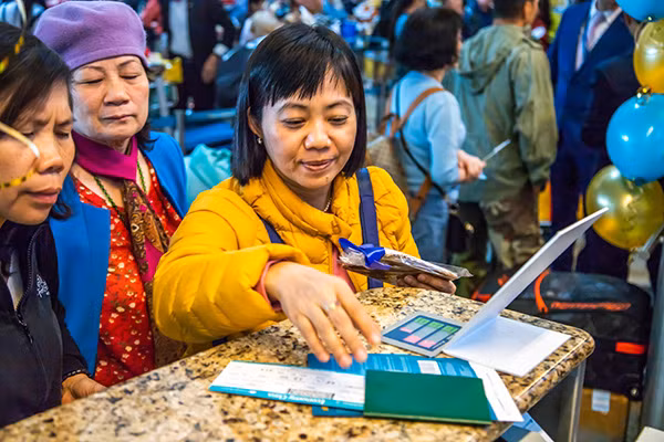 Hành khách làm thủ tục cho chuyến bay VN62 đầu tiên cất cánh từ sân bay Sheremetyevo. Hành khách làm thủ tục cho chuyến bay VN62 đầu tiên cất cánh từ sân bay Sheremetyevo.