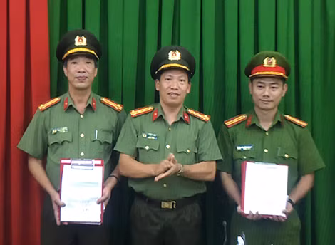 Đại tá Lê Văn Tuyến, Giám đốc Công an tỉnh Đắk Nông trao thưởng nóng và thư khen của Bộ Công an cho đại diện tập thể Phòng An ninh Điều tra Công an tỉnh Đắk Nông và Công an huyện Đắk Glong.
