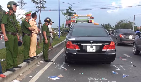 Hien trường vụ nhóm đối tượng vây ô tô trên đường Đặng Văn Trơn.