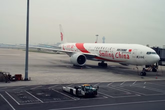 Máy bay Boeing 777 có hai động cơ, được đánh số 1 và 2, từ trái sang phải khi ngồi trong buồng lái. Ở đây, chúng ta thấy động cơ số 2, ở phía bên phải của máy bay.