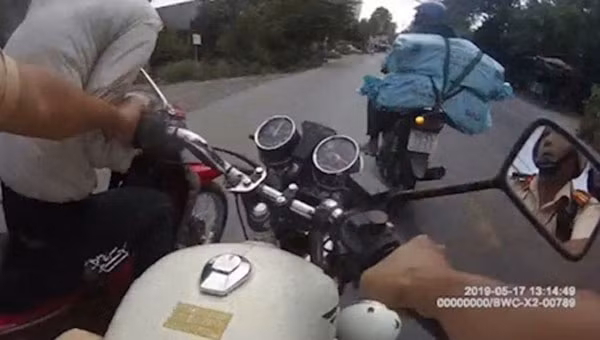 Đối tượng áo trắng xô đổ xe đặc chủng của CSGT Công an tỉnh Đồng Tháp để đồng bọn chở thuốc lá lậu tẩu thoát trên QL30.