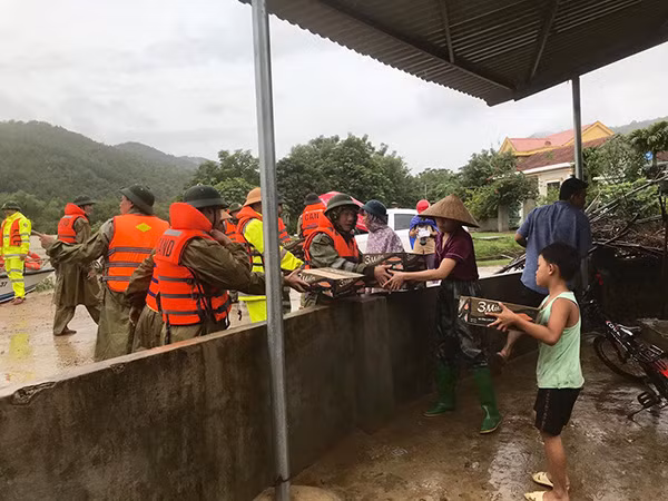 Công an tỉnh Quảng Bình trao mì tôm cho người dân bị lũ chia cắt. Công an tỉnh Quảng Bình trao mì tôm cho người dân bị lũ chia cắt.