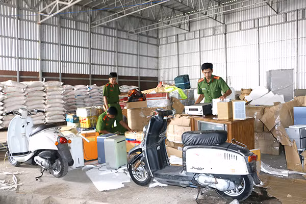 Lực lượng Cảnh sát kinh tế Công an tỉnh An Giang bắt giữ vụ vận chuyển hàng hóa nhập lậu qua biên giới.