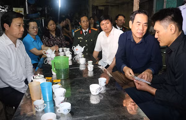 Lãnh đạo tỉnh Hòa Bình chia sẻ, động viên các gia đình nạn nhân bị đuối nước. Lãnh đạo tỉnh Hòa Bình chia sẻ, động viên các gia đình nạn nhân bị đuối nước.