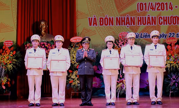 Thừa ủy quyền của Bộ trưởng Bộ Công an, Trung tướng Đoàn Duy Khương, Giám đốc CATP Hà Nội trao tặng Bằng khen của Bộ Công an cho các cá nhân lập thành tích xuất sắc.
